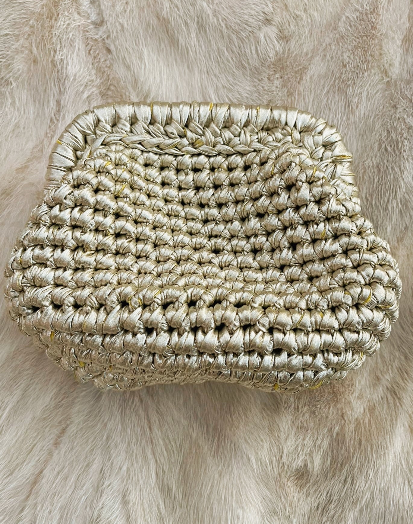 Clutch Carmina dorado